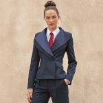 Comment porter le tailleur pantsuit avec élégance