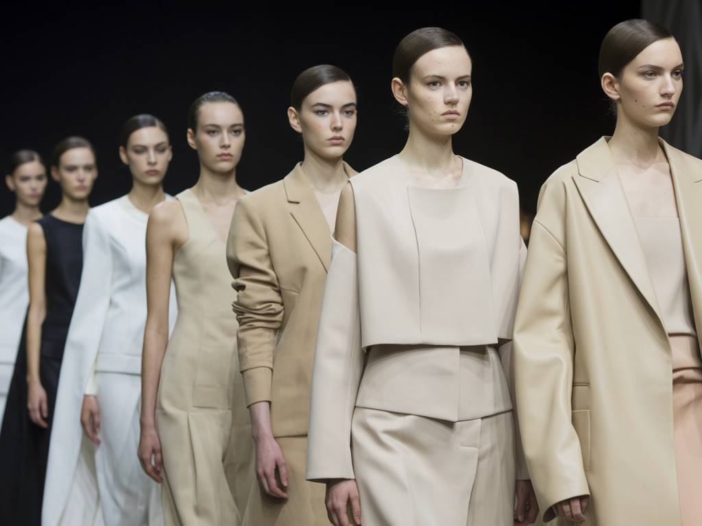 Les sous-tendances du minimalisme dans la mode cette saison
